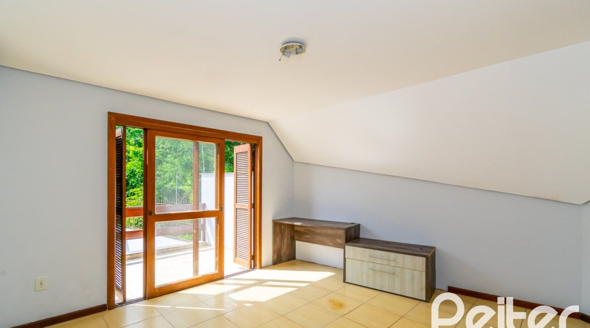 Casa à venda com 191m², 3 dormitórios, 1 suíte, 2 vagas, no bairro Guarujá em Porto Alegre