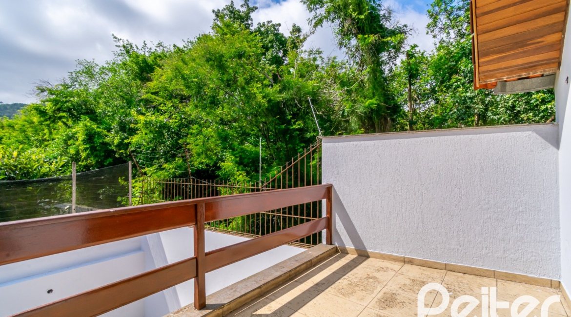 Casa à venda com 191m², 3 dormitórios, 1 suíte, 2 vagas, no bairro Guarujá em Porto Alegre