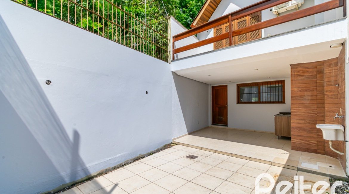 Casa à venda com 191m², 3 dormitórios, 1 suíte, 2 vagas, no bairro Guarujá em Porto Alegre