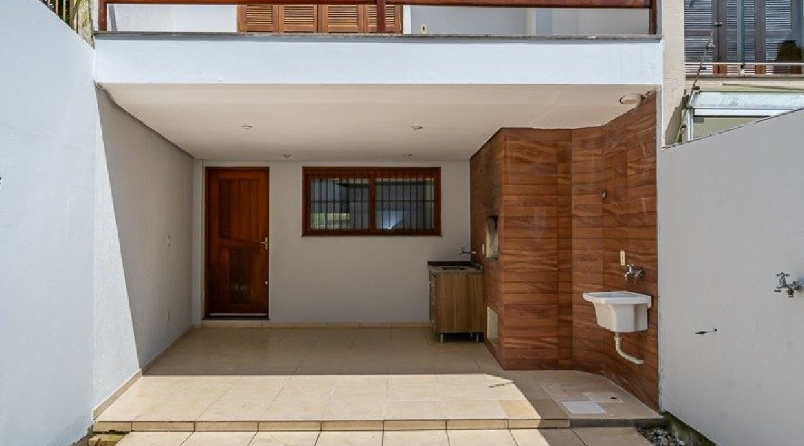 Casa à venda com 191m², 3 dormitórios, 1 suíte, 2 vagas, no bairro Guarujá em Porto Alegre