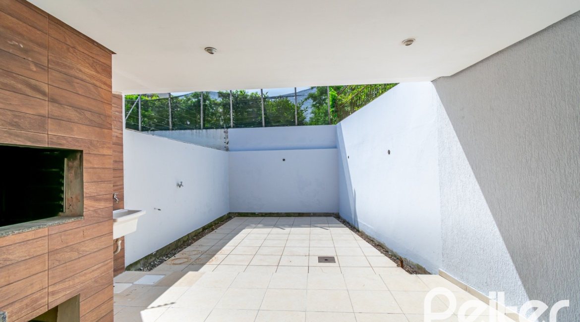 Casa à venda com 191m², 3 dormitórios, 1 suíte, 2 vagas, no bairro Guarujá em Porto Alegre