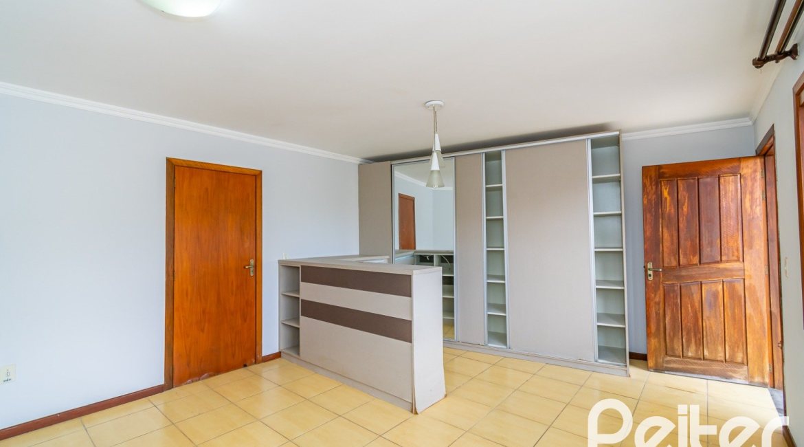 Casa à venda com 191m², 3 dormitórios, 1 suíte, 2 vagas, no bairro Guarujá em Porto Alegre