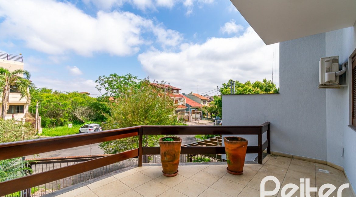 Casa à venda com 191m², 3 dormitórios, 1 suíte, 2 vagas, no bairro Guarujá em Porto Alegre