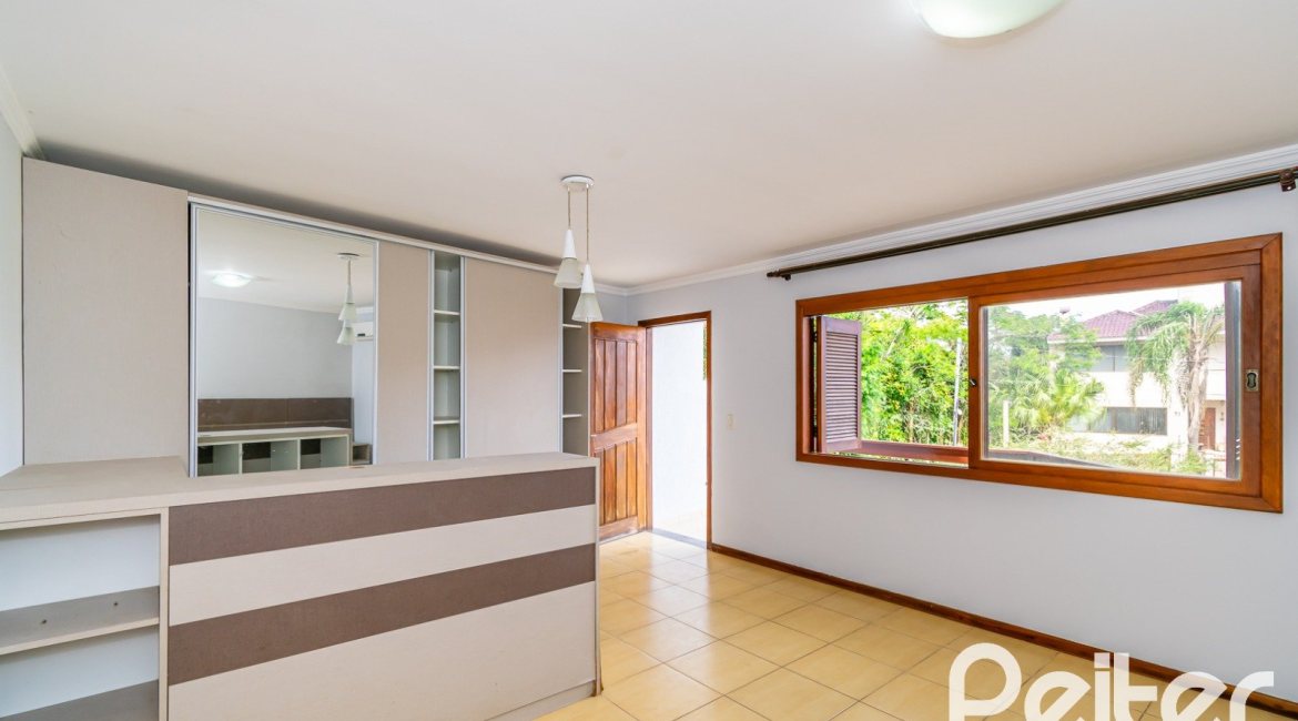 Casa à venda com 191m², 3 dormitórios, 1 suíte, 2 vagas, no bairro Guarujá em Porto Alegre