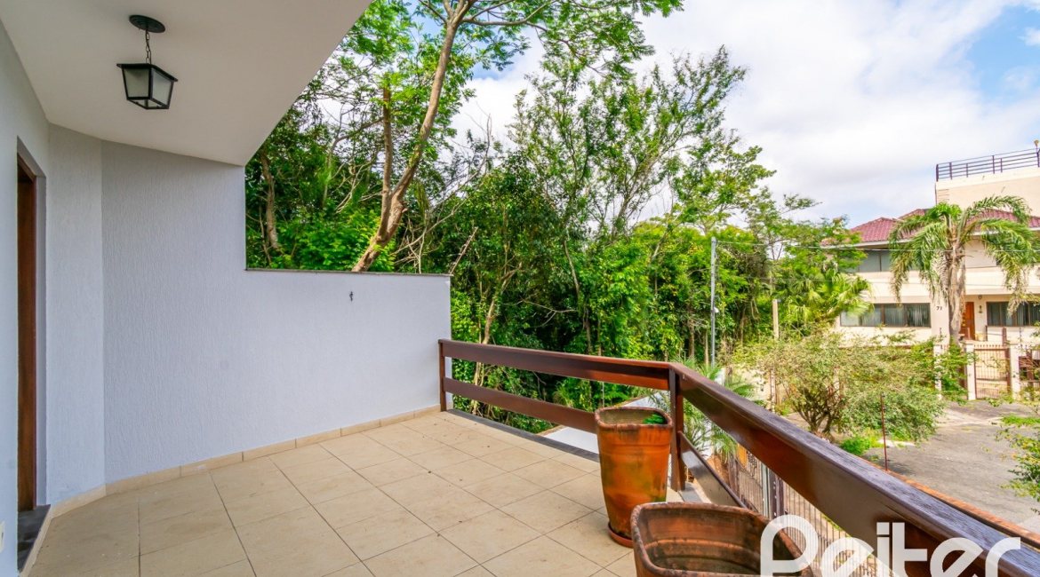 Casa à venda com 191m², 3 dormitórios, 1 suíte, 2 vagas, no bairro Guarujá em Porto Alegre