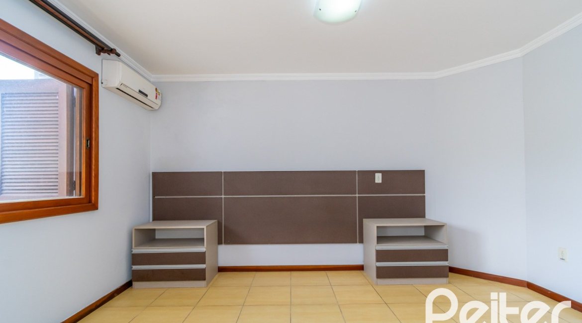 Casa à venda com 191m², 3 dormitórios, 1 suíte, 2 vagas, no bairro Guarujá em Porto Alegre