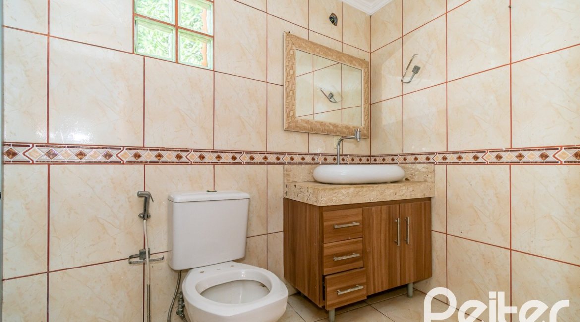 Casa à venda com 191m², 3 dormitórios, 1 suíte, 2 vagas, no bairro Guarujá em Porto Alegre