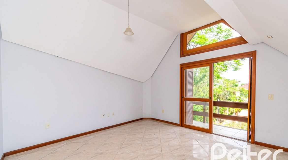 Casa à venda com 191m², 3 dormitórios, 1 suíte, 2 vagas, no bairro Guarujá em Porto Alegre