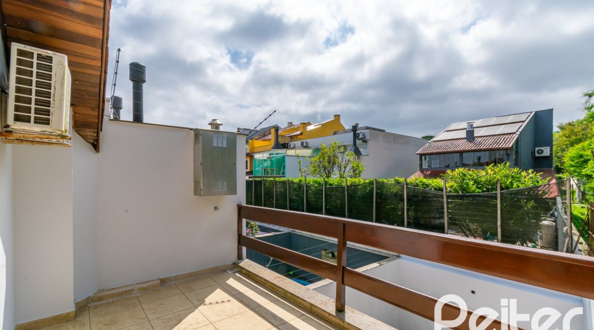 Casa à venda com 191m², 3 dormitórios, 1 suíte, 2 vagas, no bairro Guarujá em Porto Alegre