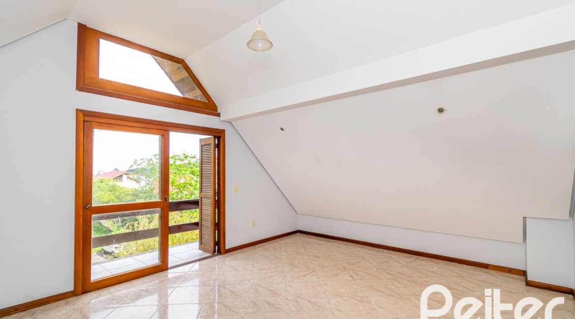 Casa à venda com 191m², 3 dormitórios, 1 suíte, 2 vagas, no bairro Guarujá em Porto Alegre