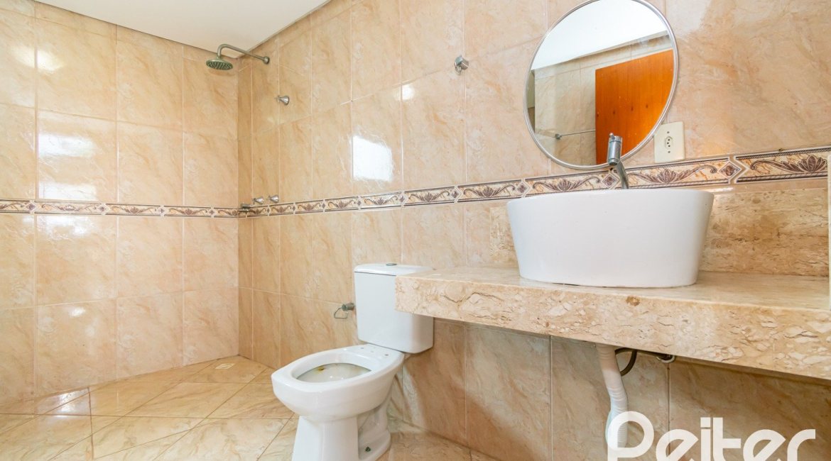 Casa à venda com 191m², 3 dormitórios, 1 suíte, 2 vagas, no bairro Guarujá em Porto Alegre