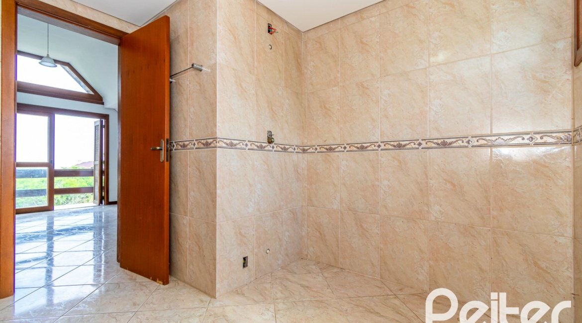 Casa à venda com 191m², 3 dormitórios, 1 suíte, 2 vagas, no bairro Guarujá em Porto Alegre