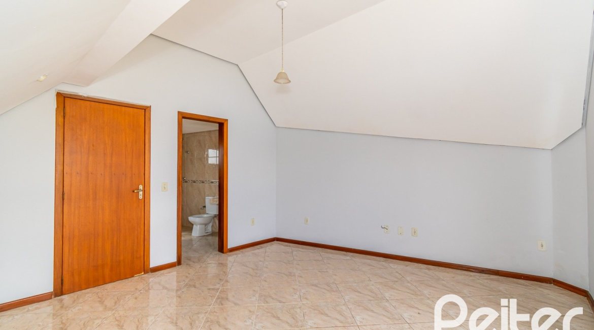 Casa à venda com 191m², 3 dormitórios, 1 suíte, 2 vagas, no bairro Guarujá em Porto Alegre