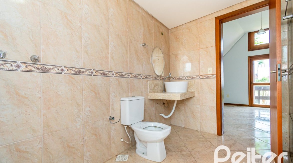 Casa à venda com 191m², 3 dormitórios, 1 suíte, 2 vagas, no bairro Guarujá em Porto Alegre