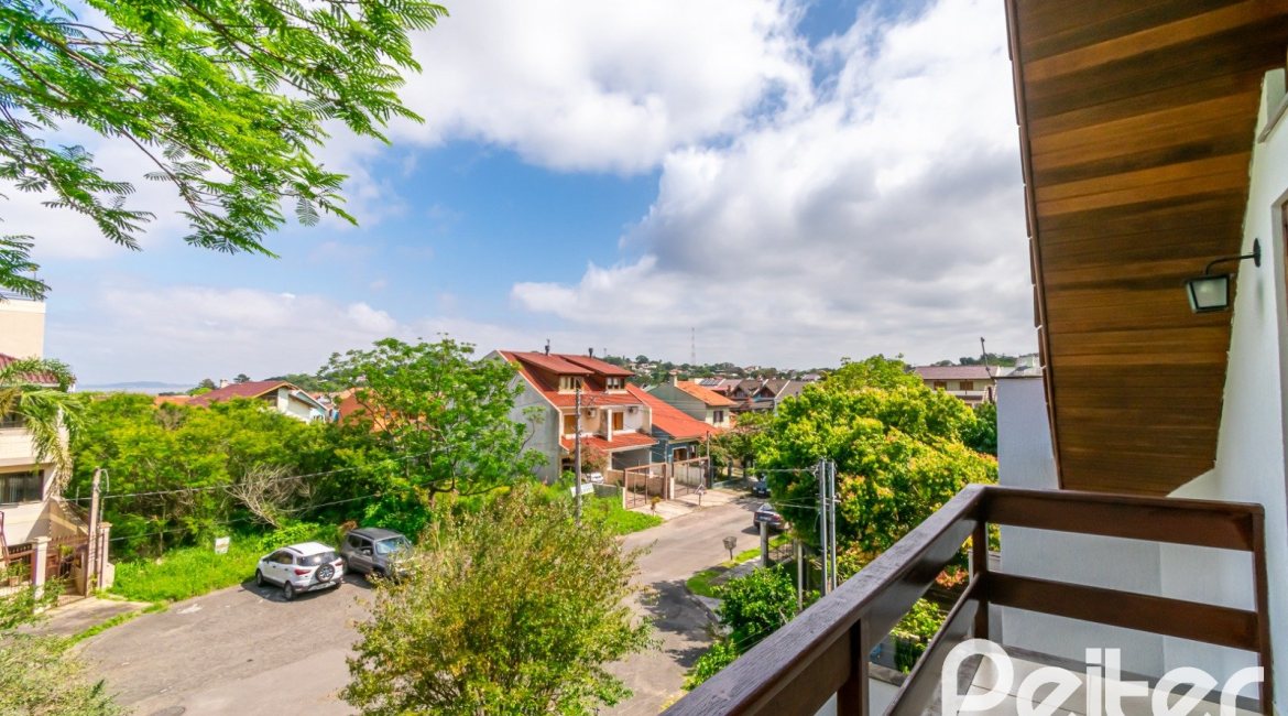 Casa à venda com 191m², 3 dormitórios, 1 suíte, 2 vagas, no bairro Guarujá em Porto Alegre