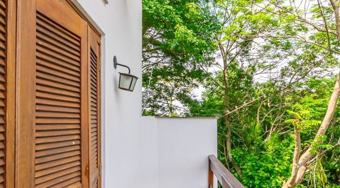 Casa à venda com 191m², 3 dormitórios, 1 suíte, 2 vagas, no bairro Guarujá em Porto Alegre