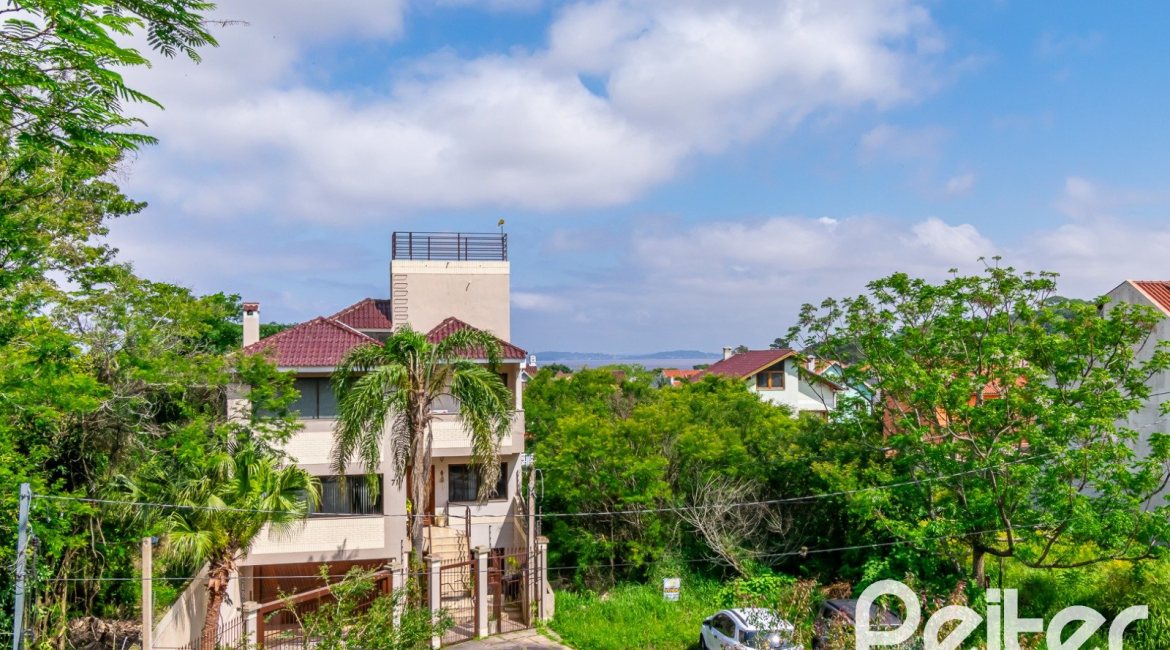 Casa à venda com 191m², 3 dormitórios, 1 suíte, 2 vagas, no bairro Guarujá em Porto Alegre