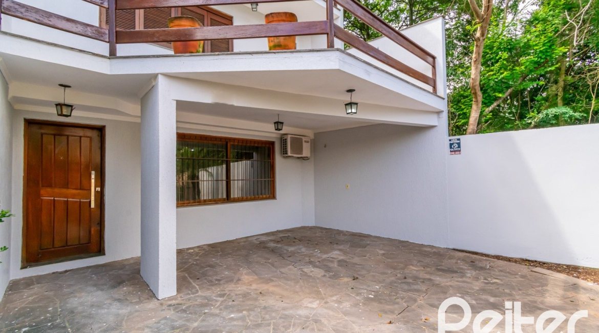 Casa à venda com 191m², 3 dormitórios, 1 suíte, 2 vagas, no bairro Guarujá em Porto Alegre