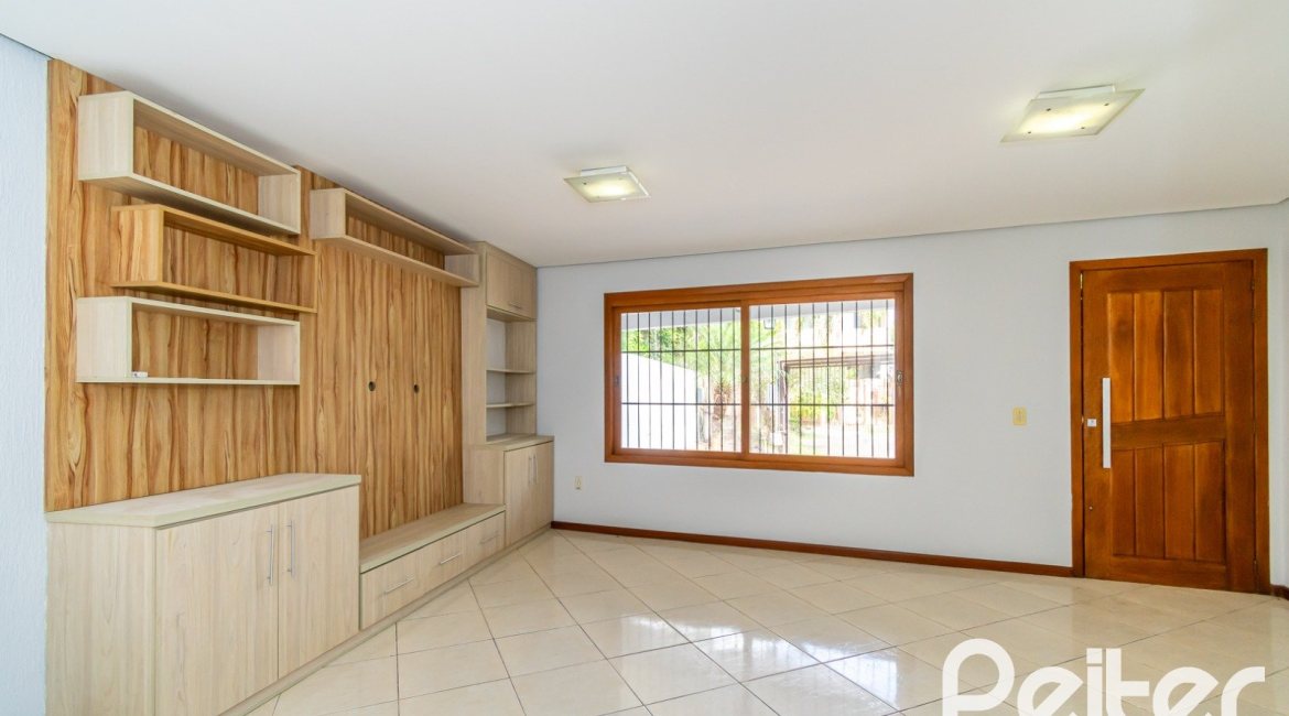 Casa à venda com 191m², 3 dormitórios, 1 suíte, 2 vagas, no bairro Guarujá em Porto Alegre