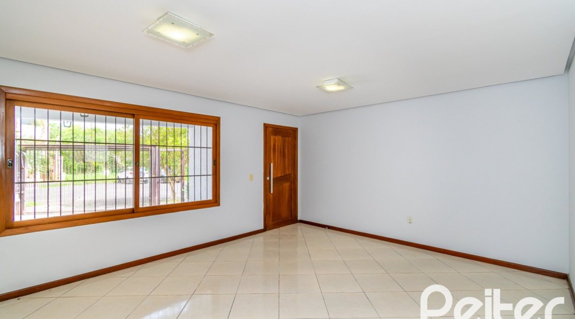 Casa à venda com 191m², 3 dormitórios, 1 suíte, 2 vagas, no bairro Guarujá em Porto Alegre