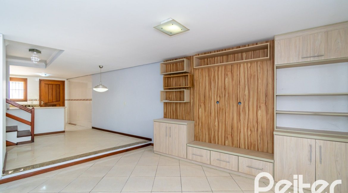 Casa à venda com 191m², 3 dormitórios, 1 suíte, 2 vagas, no bairro Guarujá em Porto Alegre