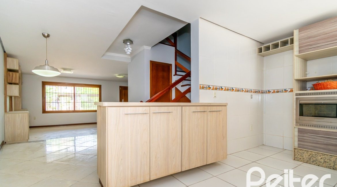 Casa à venda com 191m², 3 dormitórios, 1 suíte, 2 vagas, no bairro Guarujá em Porto Alegre