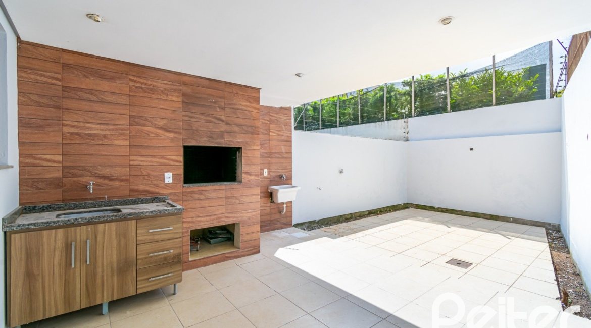 Casa à venda com 191m², 3 dormitórios, 1 suíte, 2 vagas, no bairro Guarujá em Porto Alegre