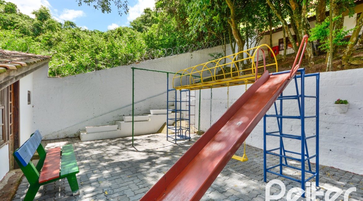 Casa em Condomínio à venda com 220m², 3 dormitórios, 1 suíte, 3 vagas, no bairro Ipanema em Porto Alegre