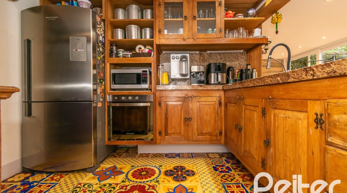 Casa em Condomínio à venda com 220m², 3 dormitórios, 1 suíte, 3 vagas, no bairro Ipanema em Porto Alegre