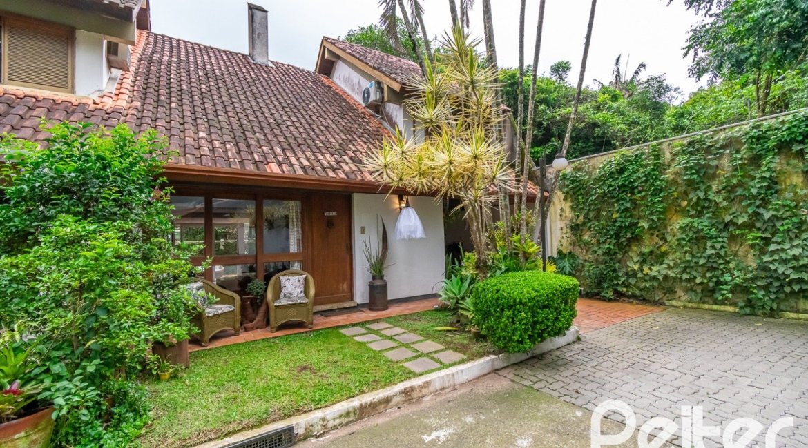 Casa em Condomínio à venda com 220m², 3 dormitórios, 1 suíte, 3 vagas, no bairro Ipanema em Porto Alegre