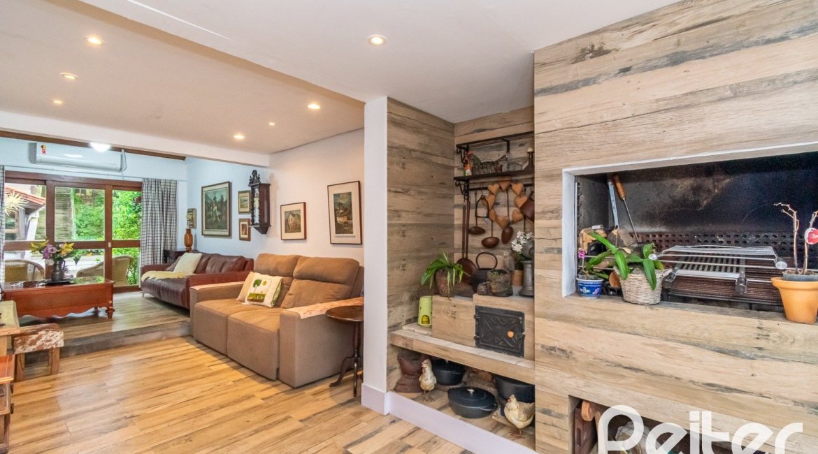 Casa em Condomínio à venda com 220m², 3 dormitórios, 1 suíte, 3 vagas, no bairro Ipanema em Porto Alegre