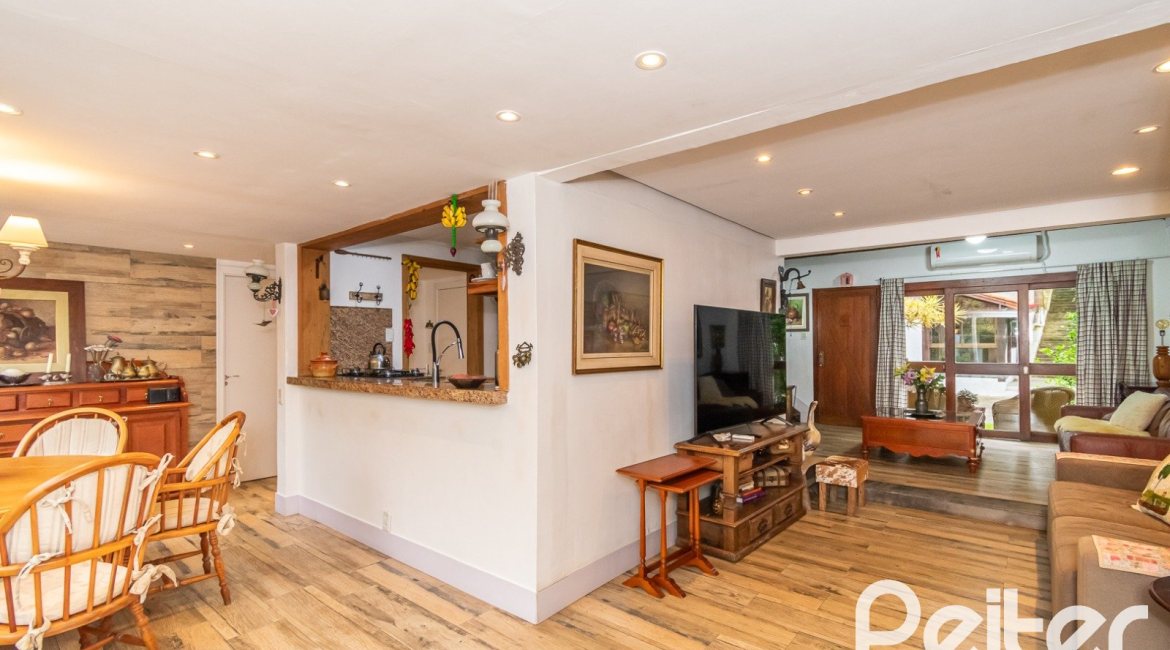 Casa em Condomínio à venda com 220m², 3 dormitórios, 1 suíte, 3 vagas, no bairro Ipanema em Porto Alegre