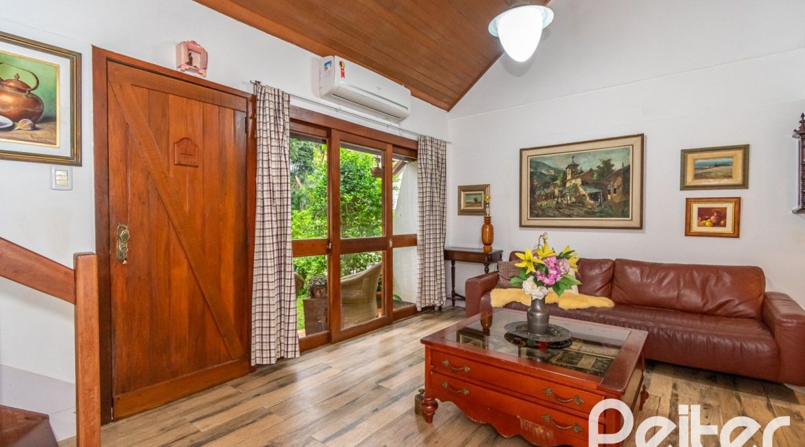 Casa em Condomínio à venda com 220m², 3 dormitórios, 1 suíte, 3 vagas, no bairro Ipanema em Porto Alegre