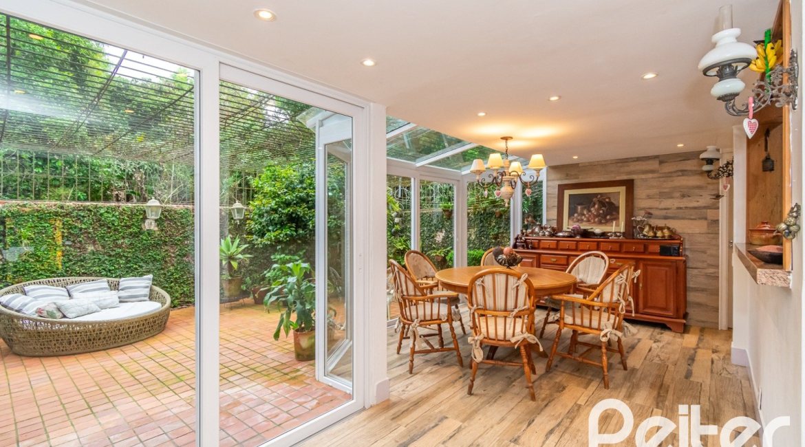 Casa em Condomínio à venda com 220m², 3 dormitórios, 1 suíte, 3 vagas, no bairro Ipanema em Porto Alegre