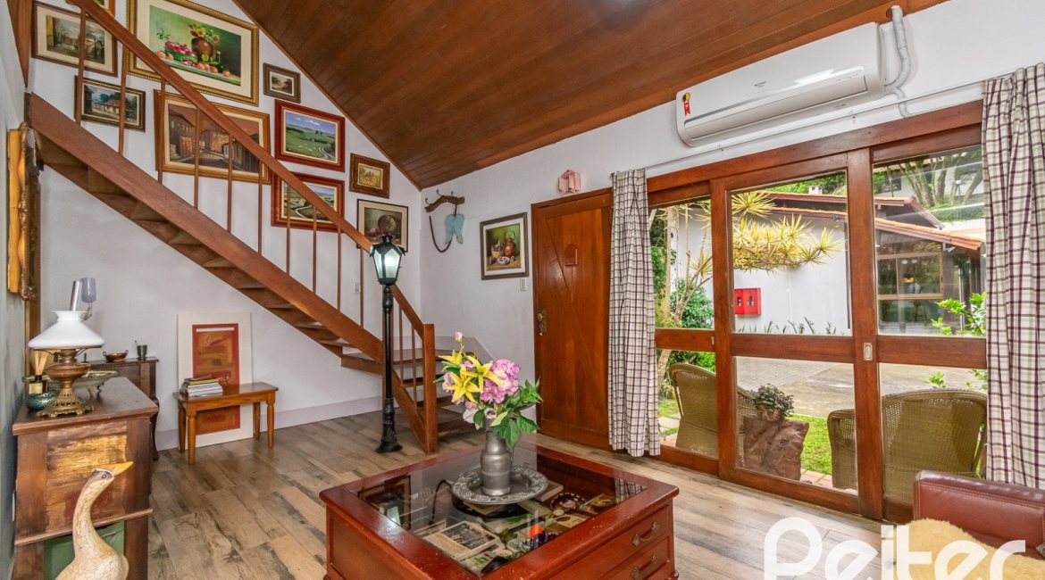 Casa em Condomínio à venda com 220m², 3 dormitórios, 1 suíte, 3 vagas, no bairro Ipanema em Porto Alegre