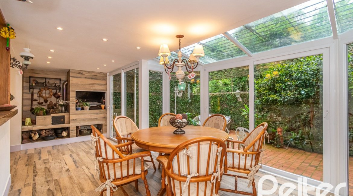 Casa em Condomínio à venda com 220m², 3 dormitórios, 1 suíte, 3 vagas, no bairro Ipanema em Porto Alegre