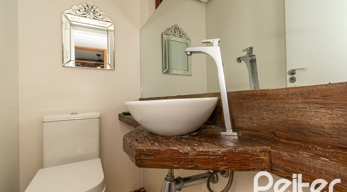 Casa em Condomínio à venda com 220m², 3 dormitórios, 1 suíte, 3 vagas, no bairro Ipanema em Porto Alegre