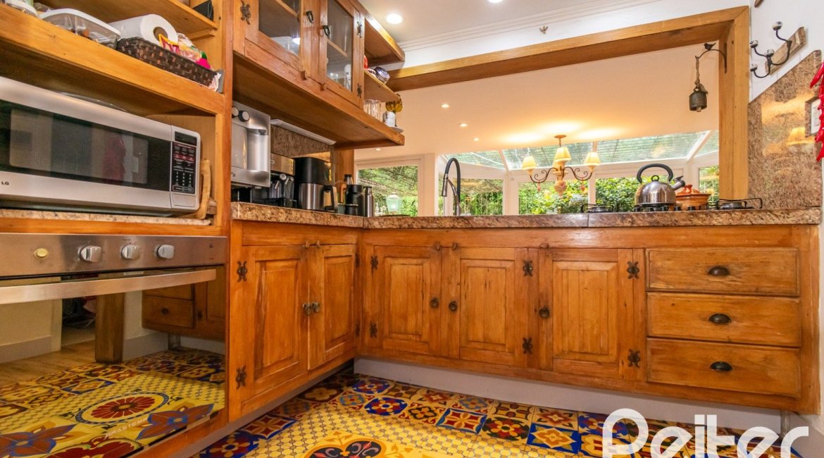 Casa em Condomínio à venda com 220m², 3 dormitórios, 1 suíte, 3 vagas, no bairro Ipanema em Porto Alegre