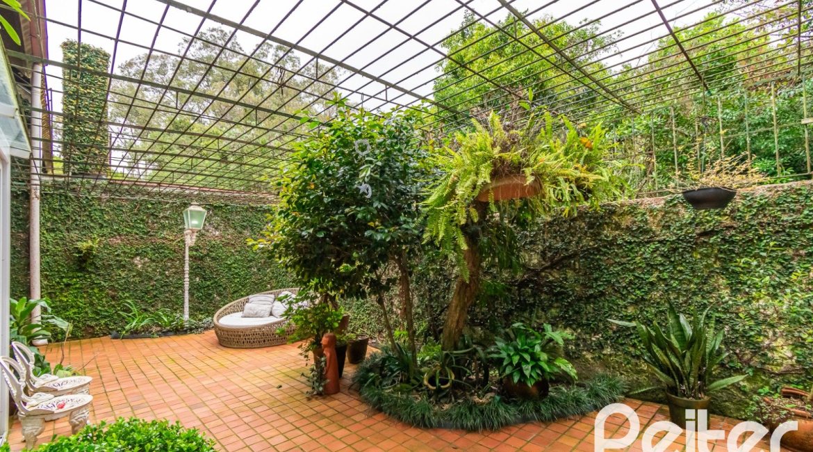 Casa em Condomínio à venda com 220m², 3 dormitórios, 1 suíte, 3 vagas, no bairro Ipanema em Porto Alegre