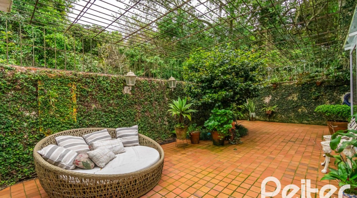 Casa em Condomínio à venda com 220m², 3 dormitórios, 1 suíte, 3 vagas, no bairro Ipanema em Porto Alegre