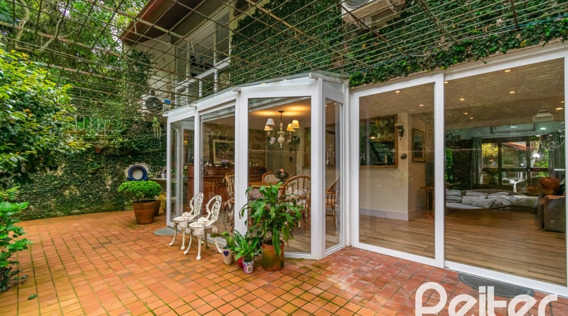 Casa em Condomínio à venda com 220m², 3 dormitórios, 1 suíte, 3 vagas, no bairro Ipanema em Porto Alegre