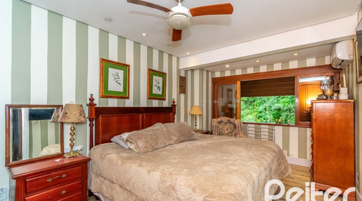 Casa em Condomínio à venda com 220m², 3 dormitórios, 1 suíte, 3 vagas, no bairro Ipanema em Porto Alegre