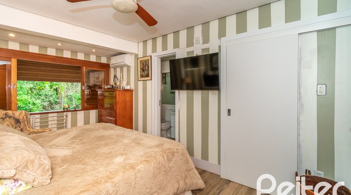 Casa em Condomínio à venda com 220m², 3 dormitórios, 1 suíte, 3 vagas, no bairro Ipanema em Porto Alegre