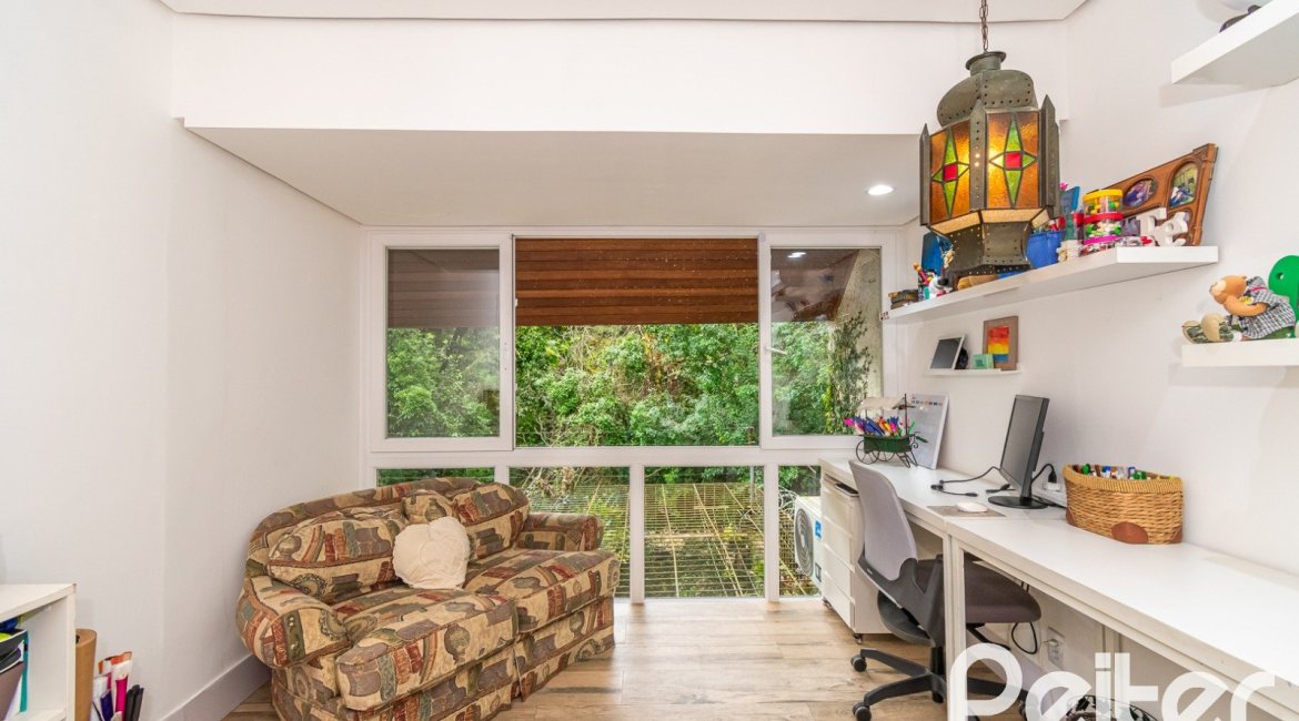 Casa em Condomínio à venda com 220m², 3 dormitórios, 1 suíte, 3 vagas, no bairro Ipanema em Porto Alegre