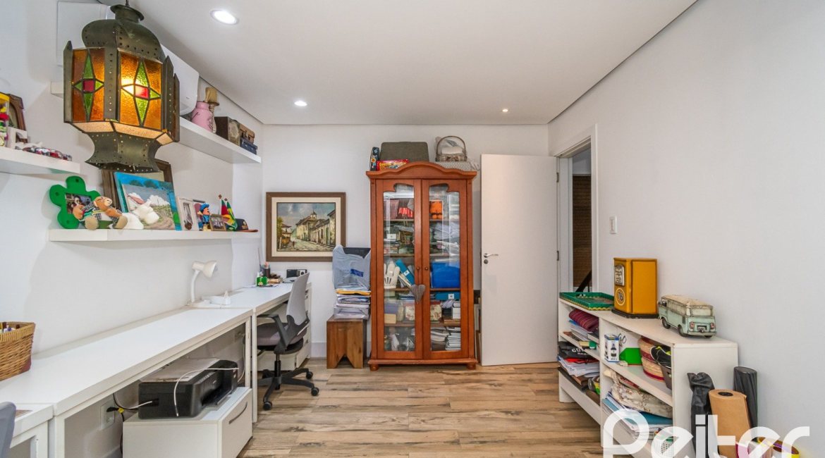 Casa em Condomínio à venda com 220m², 3 dormitórios, 1 suíte, 3 vagas, no bairro Ipanema em Porto Alegre