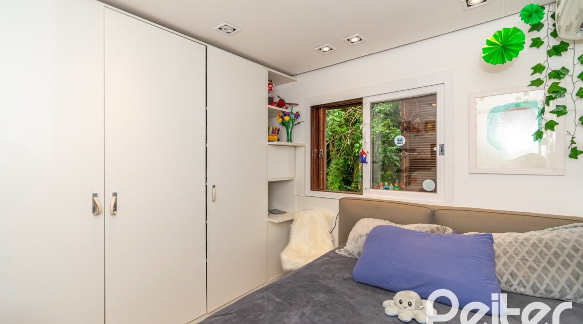 Casa em Condomínio à venda com 220m², 3 dormitórios, 1 suíte, 3 vagas, no bairro Ipanema em Porto Alegre