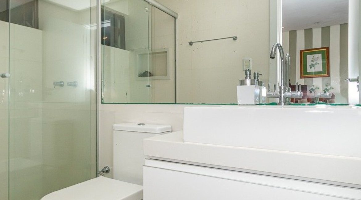 Casa em Condomínio à venda com 220m², 3 dormitórios, 1 suíte, 3 vagas, no bairro Ipanema em Porto Alegre