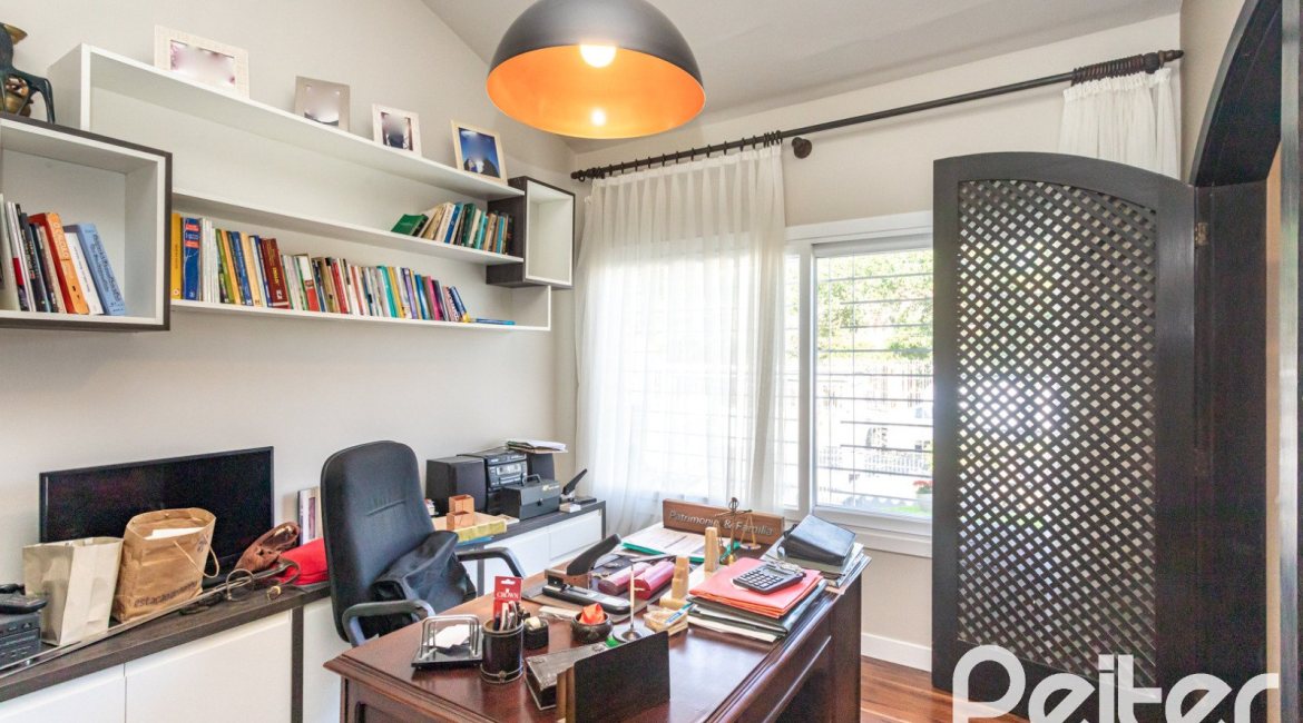 Casa à venda com 360m², 3 dormitórios, 1 suíte, 4 vagas, no bairro Jardim Isabel em Porto Alegre