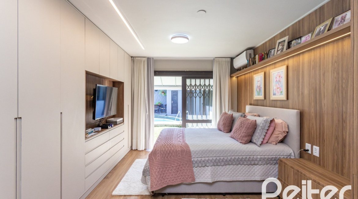 Casa à venda com 360m², 3 dormitórios, 1 suíte, 4 vagas, no bairro Jardim Isabel em Porto Alegre