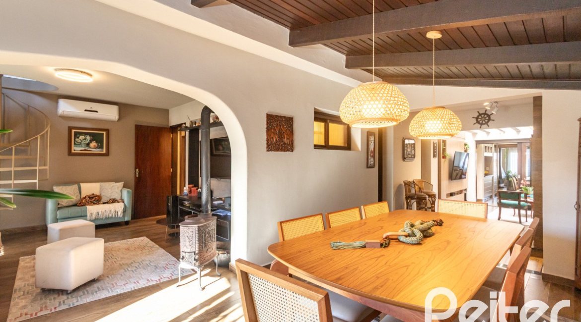 Casa à venda com 360m², 3 dormitórios, 1 suíte, 4 vagas, no bairro Jardim Isabel em Porto Alegre
